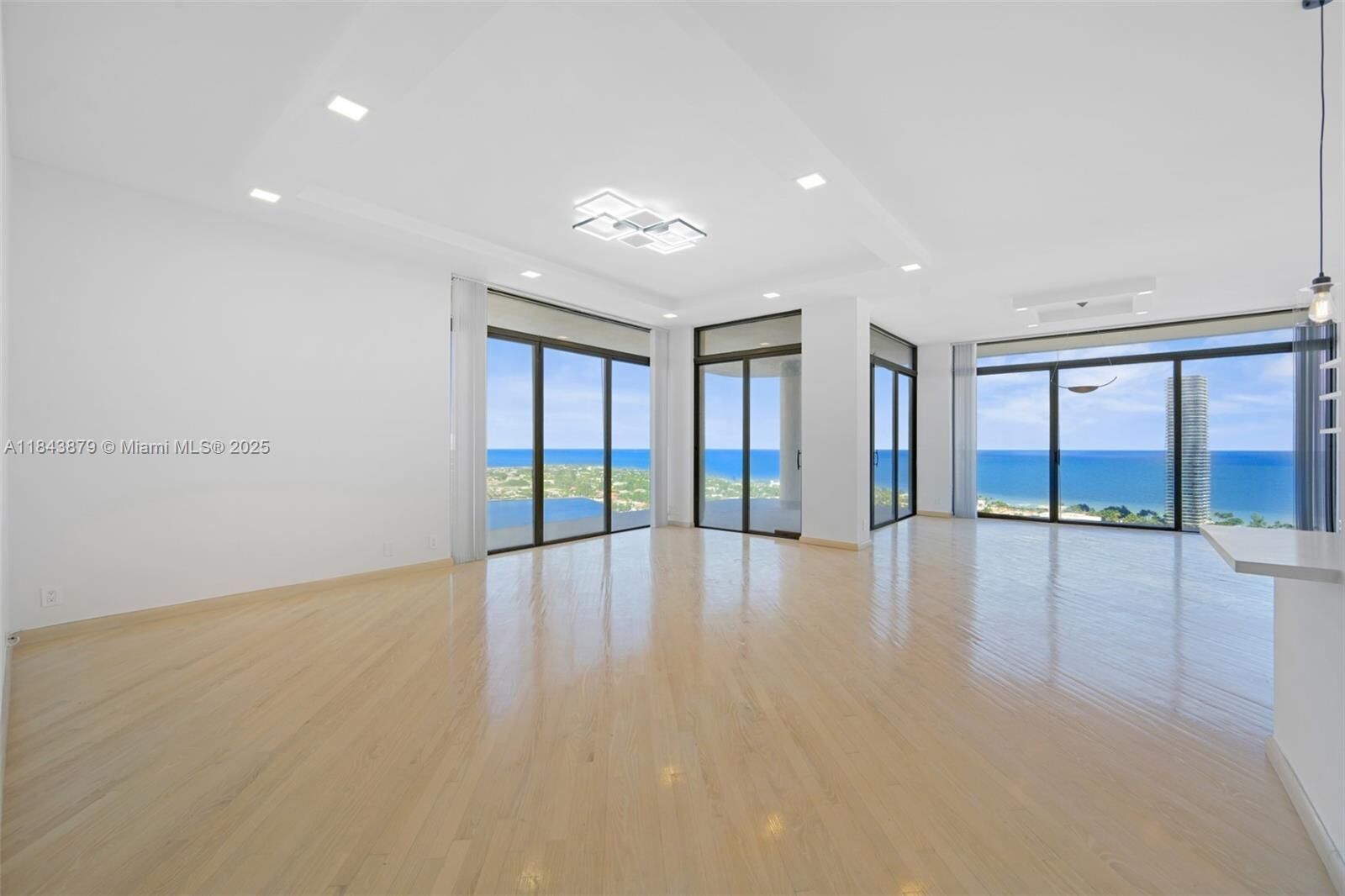 Property Photo:  19355 Turnberry Way Phk  FL 33180 