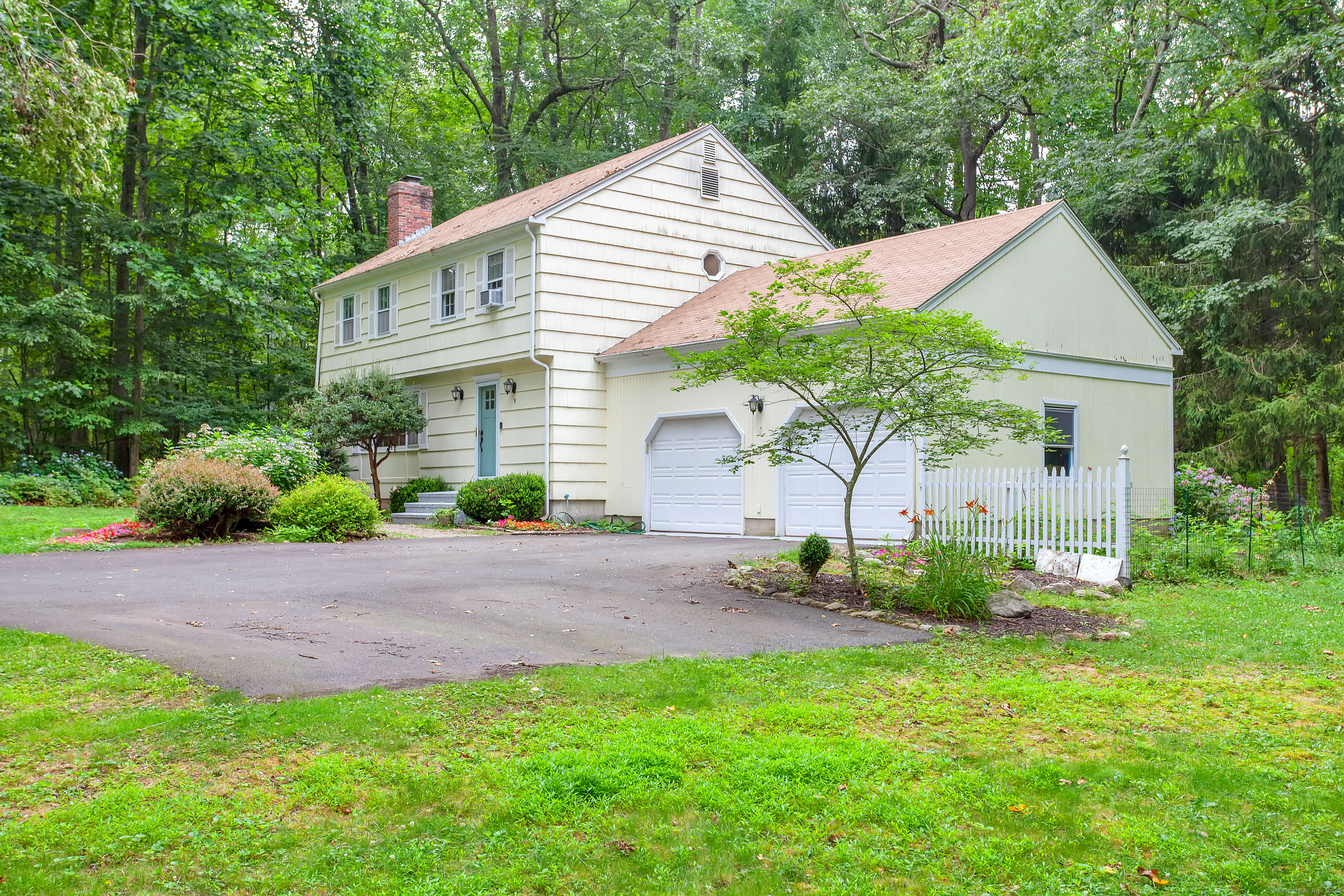 Property Photo:  9 Monroe Lane  CT 06443 