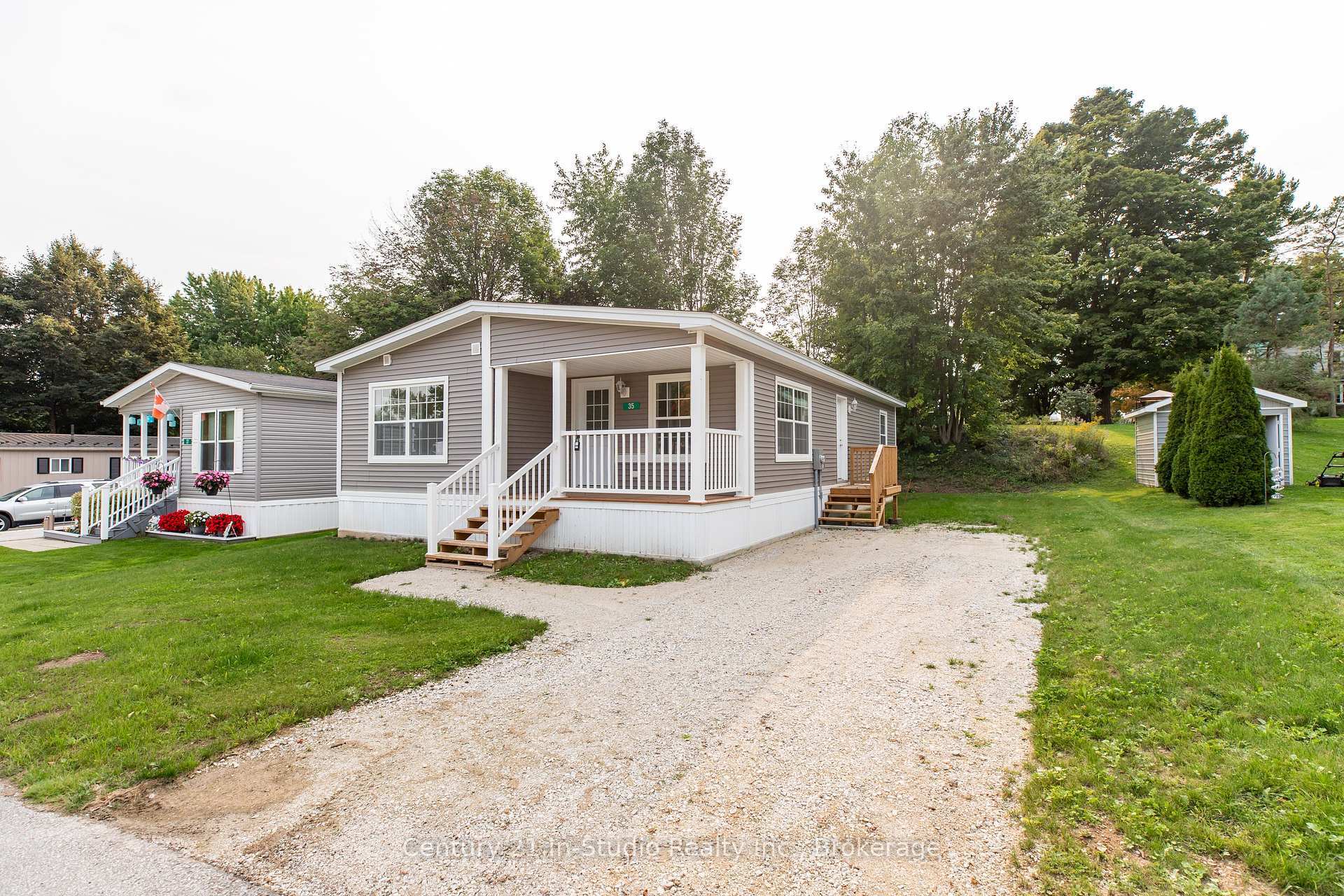 Property Photo: 35 Sussex Square ON N4K 5N5