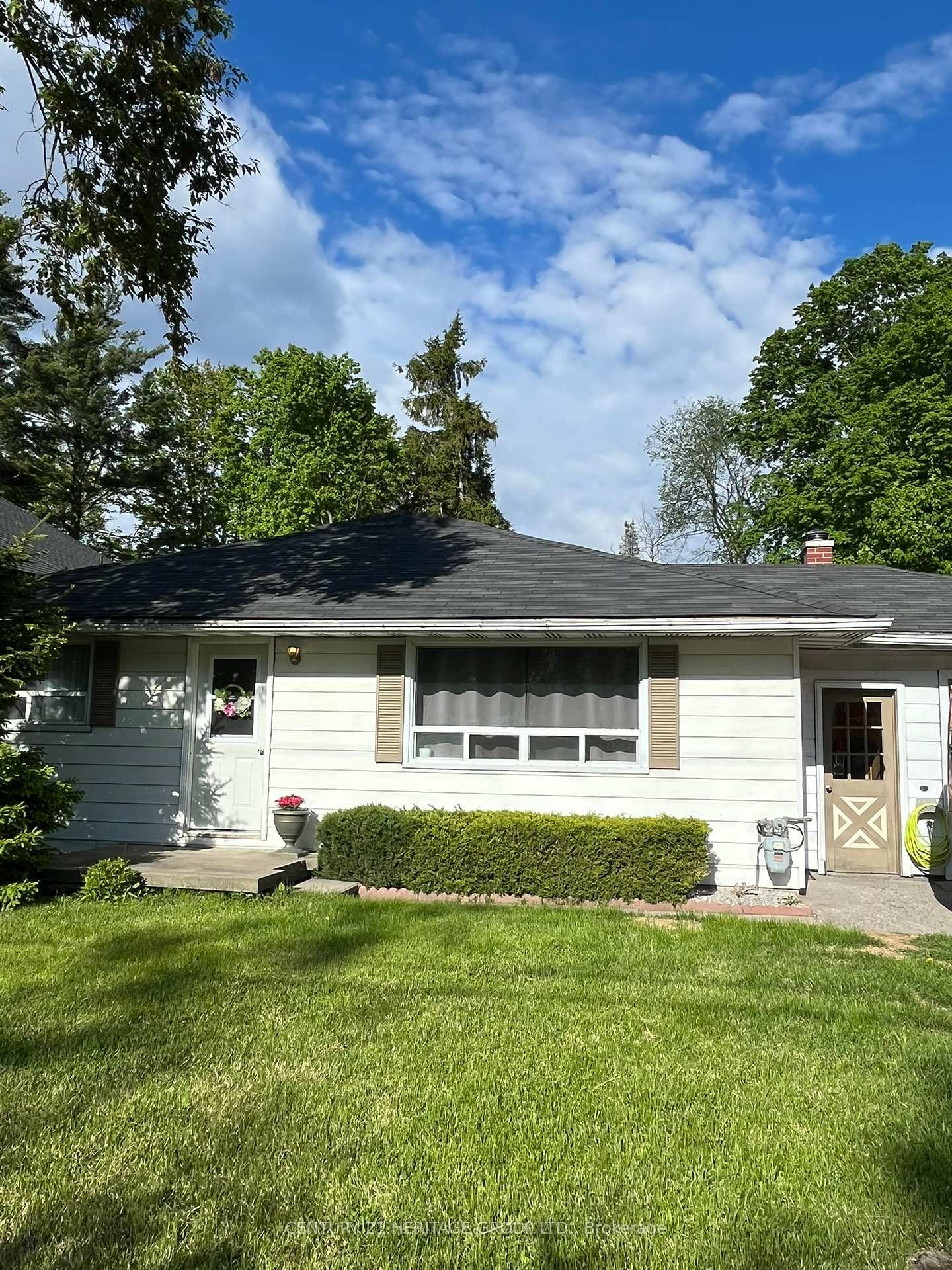 Photo de la propriété: 2047 Inglewood Drive ON L9S 1Z1