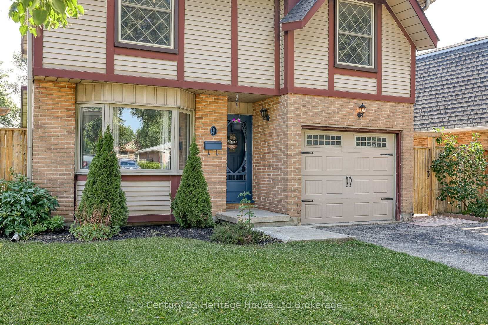 Property Photo: 9 Edmunds Crescent ON N5Z 4J1
