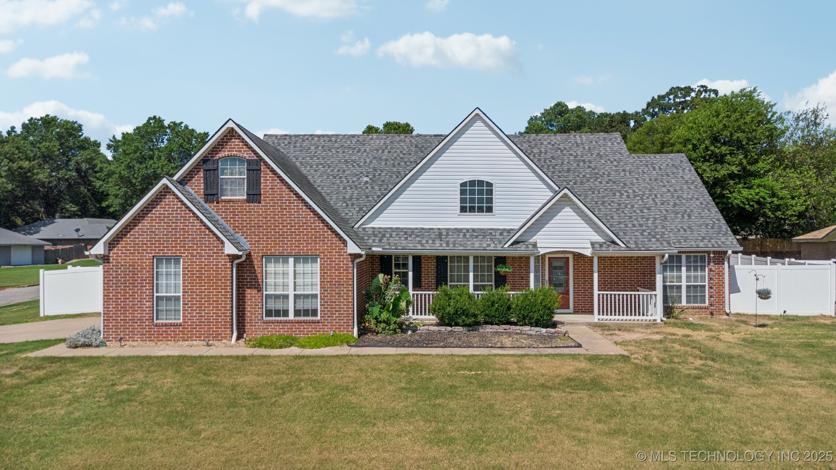 Property Photo:  2209 E Southbrook Avenue  OK 74447 