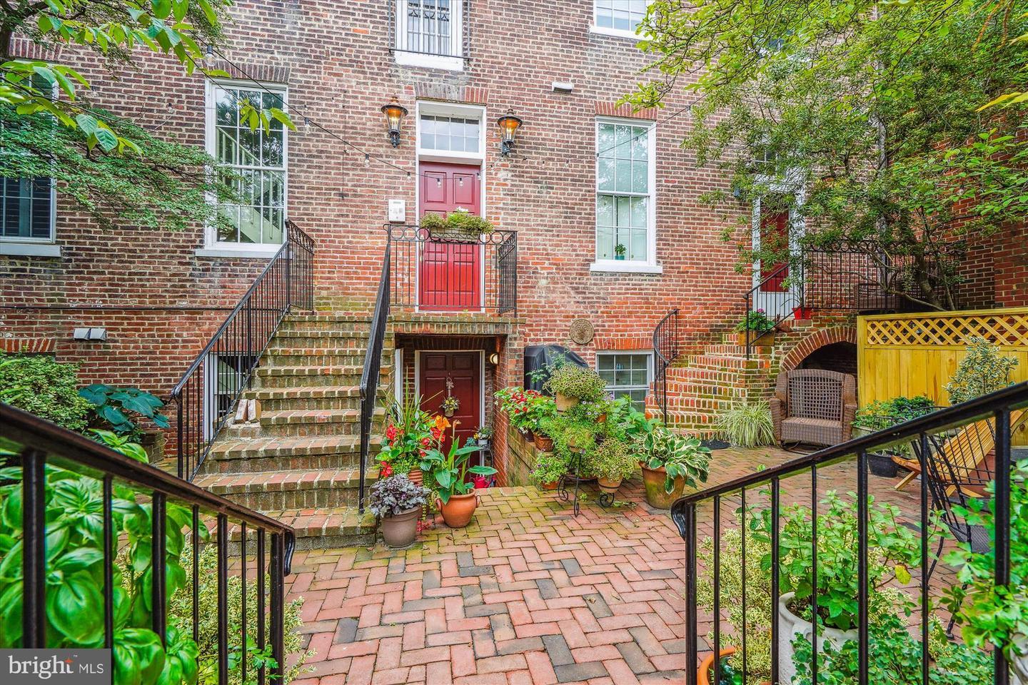 Property Photo: 603 Queen Street 6 VA 22314
