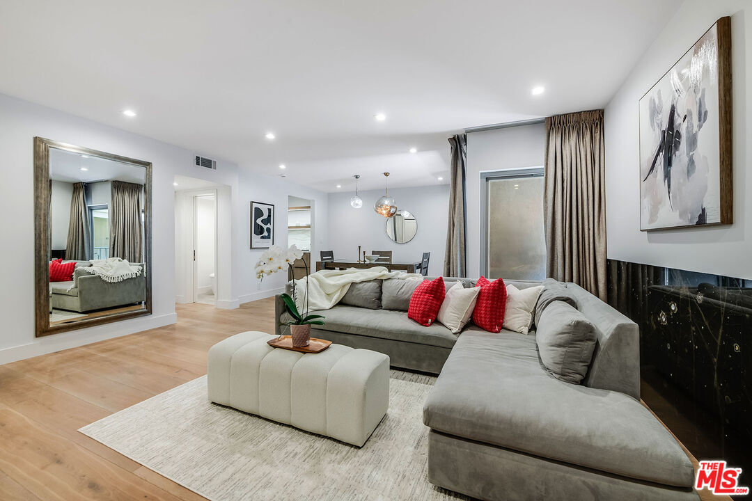 Property Photo: 439 N Doheny Dr CA 90210