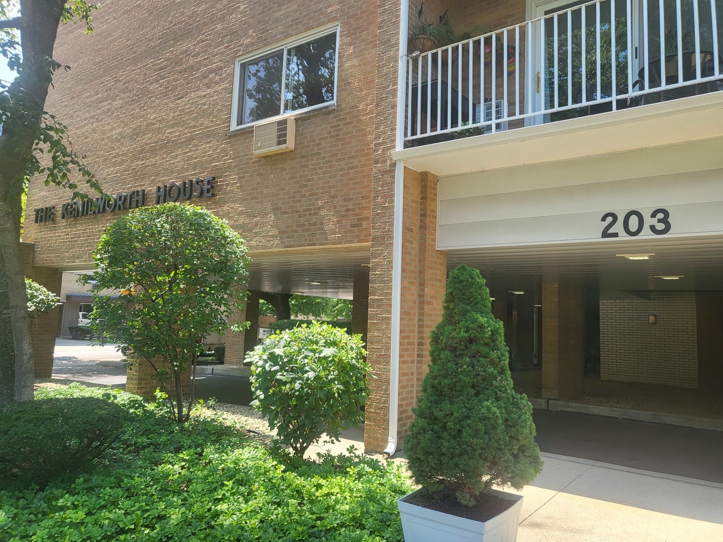 Property Photo: 203 N Kenilworth Avenue 2P IL 60302