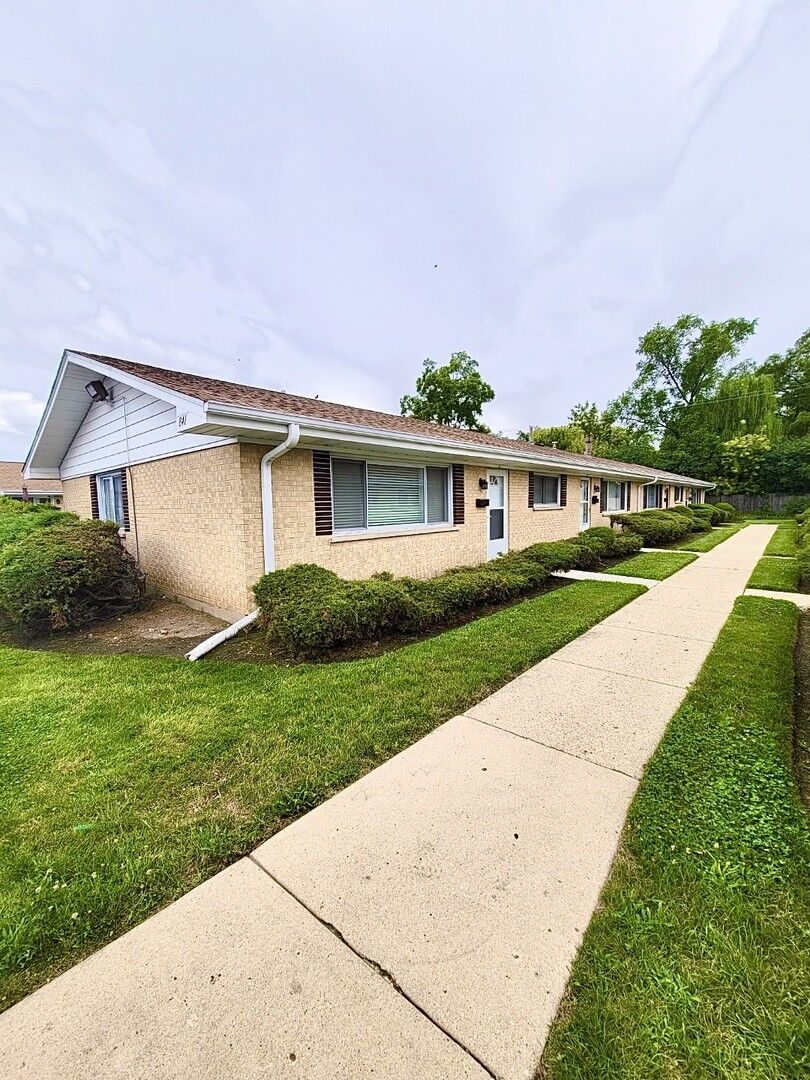 Property Photo: 841 Valley Stream Drive A IL 60090