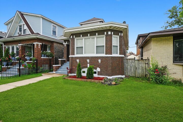 Property Photo:  5704 S Homan Avenue  IL 60629 