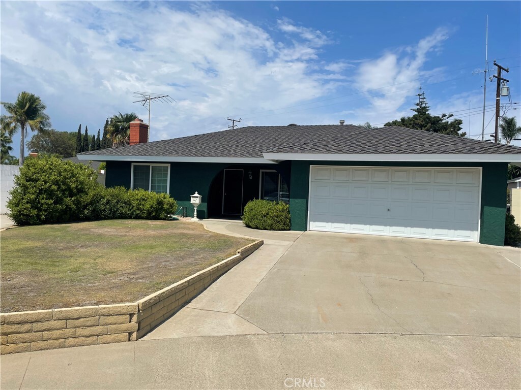 Property Photo:  2233 E Everett Place  CA 92867 
