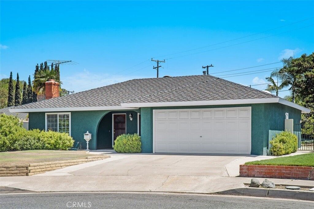 Property Photo:  2233 E Everett Place  CA 92867 