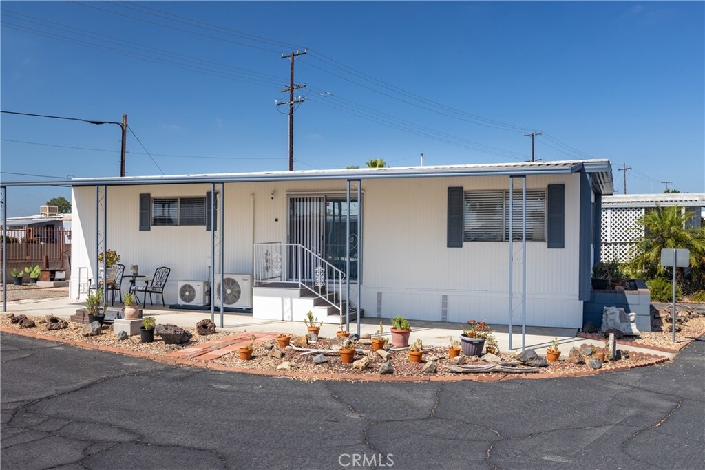 Property Photo: 332 N Lyon Avenue 16 CA 92543