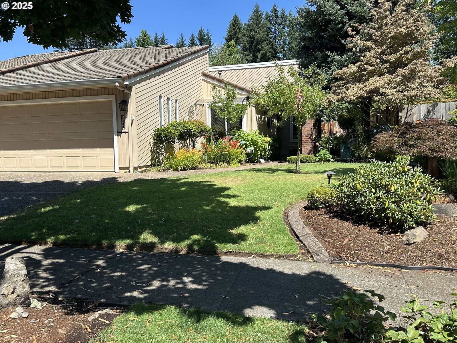 Property Photo: 1144 Cayuse Cir SE OR 97306