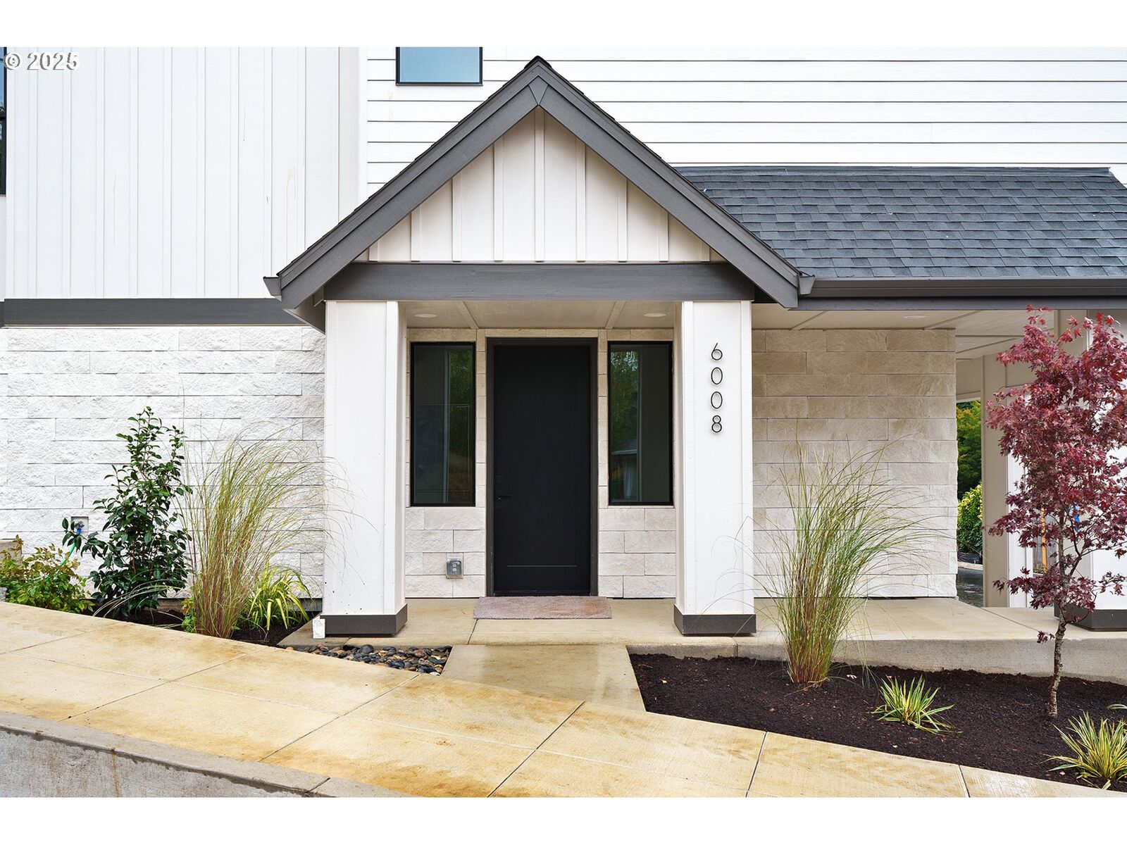 Property Photo: 6008 SW 18th Dr OR 97239