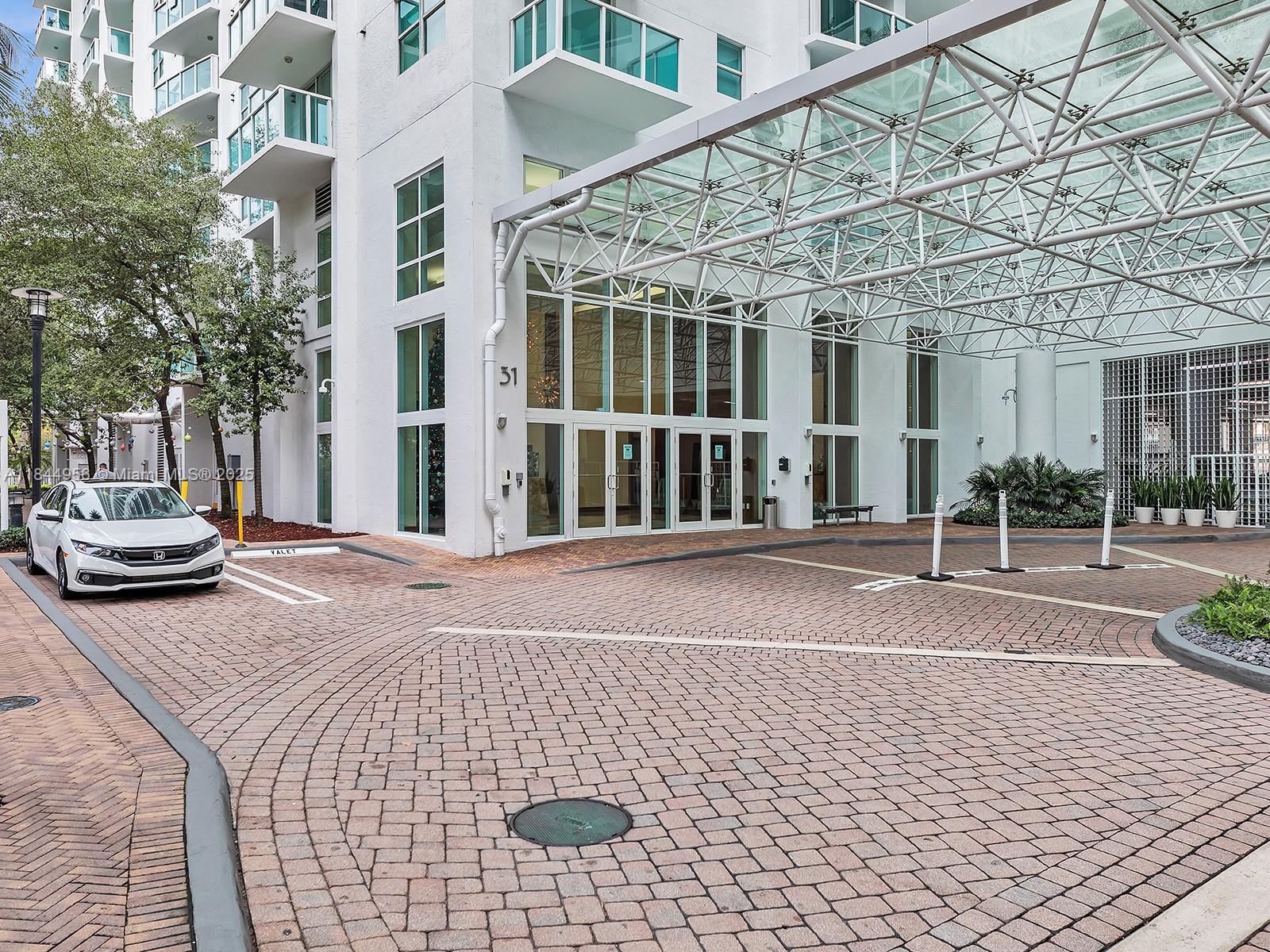 Property Photo:  31 SE 5th St 2911  FL 33131 