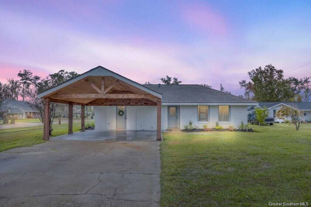 Property Photo: 616 W Claude Street W LA 70605