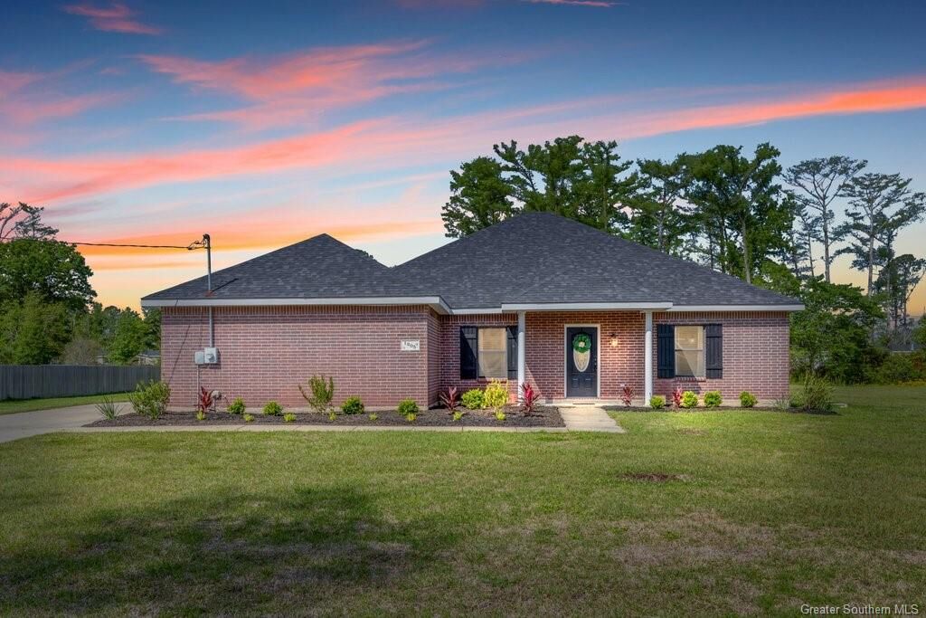 Property Photo: 1205 Ravenhurst Drive LA 70611