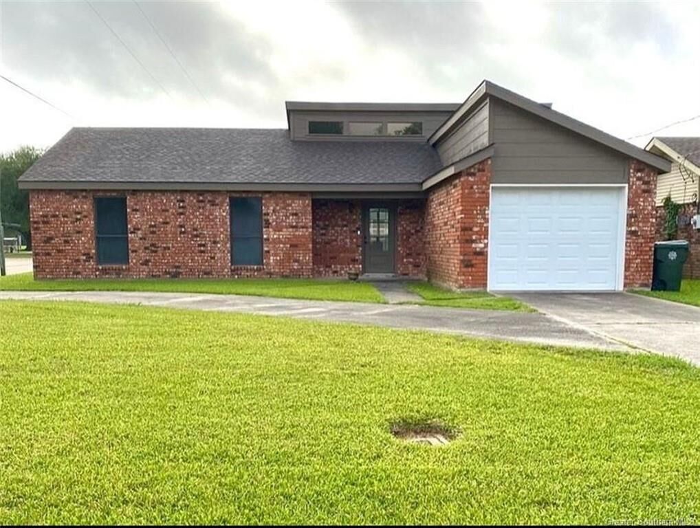 Property Photo: 4001 Briarfield Lane LA 70607