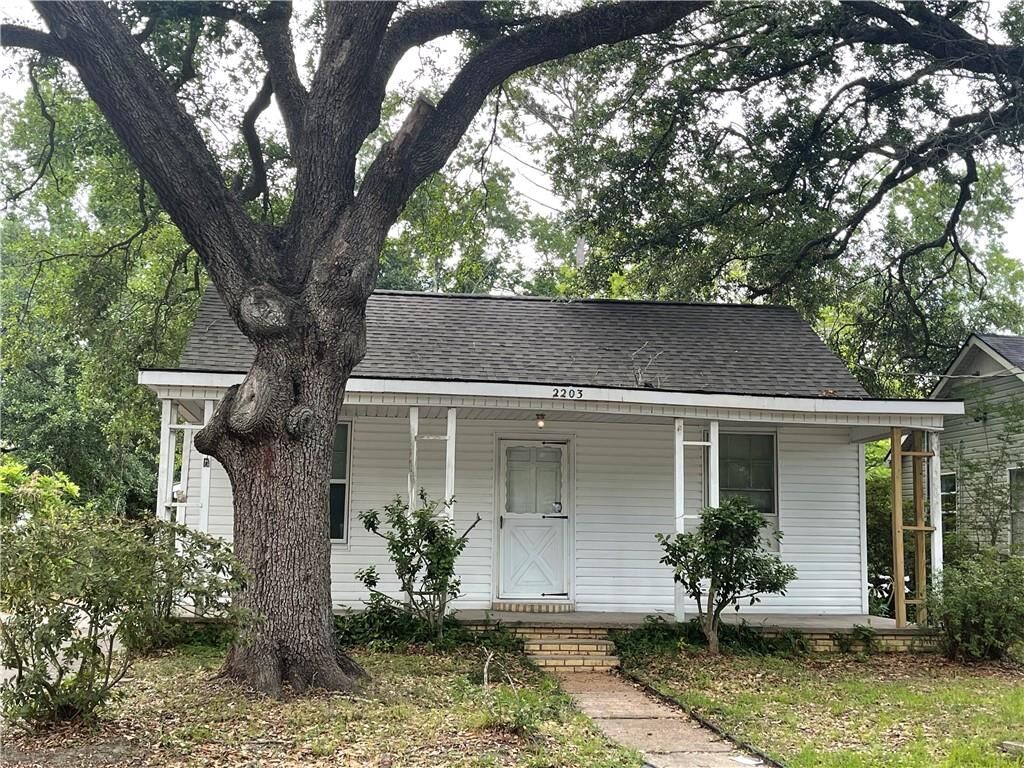 Property Photo:  2203 Rose Street  LA 70601 