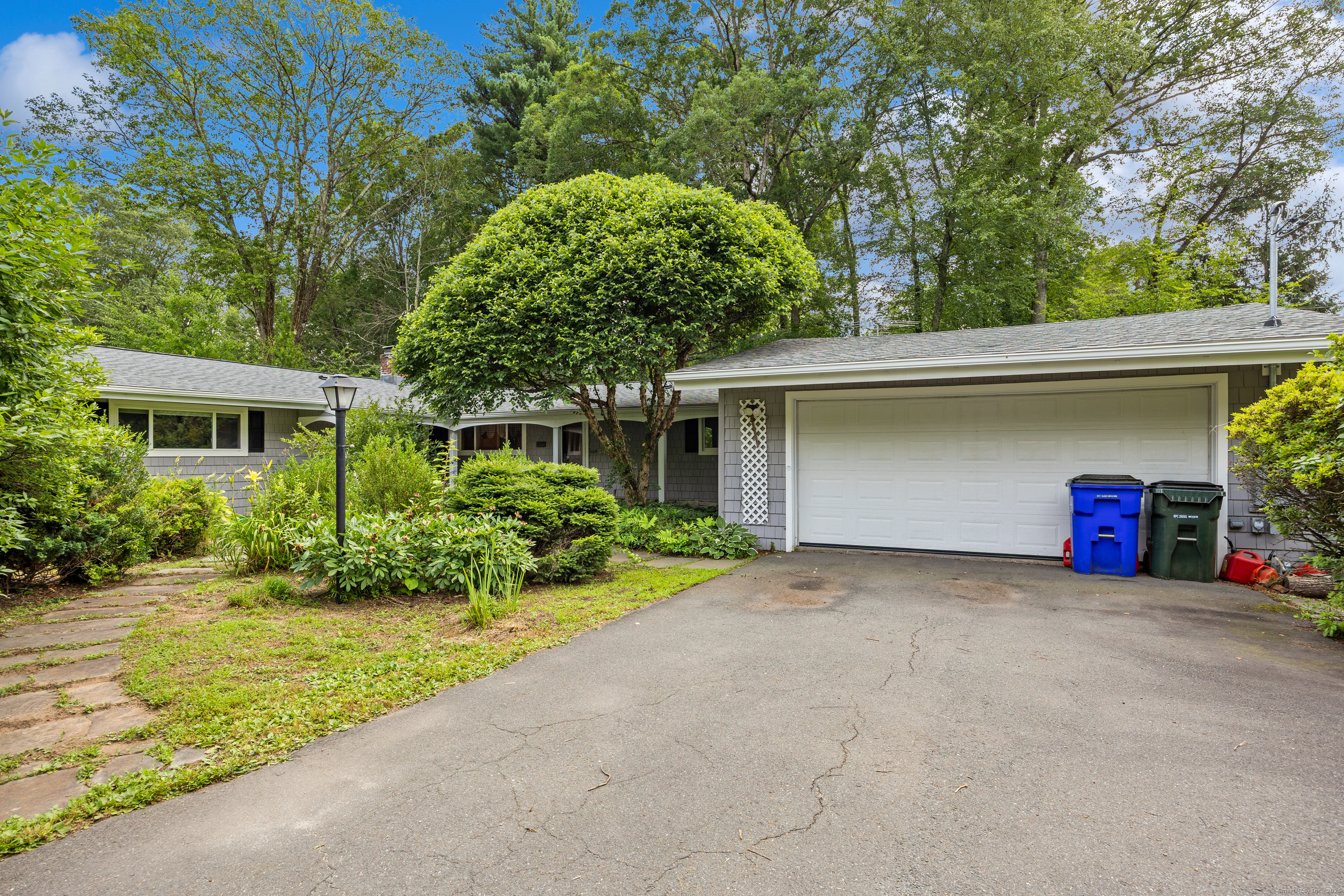 Property Photo:  109 Country Club Road  CT 06001 