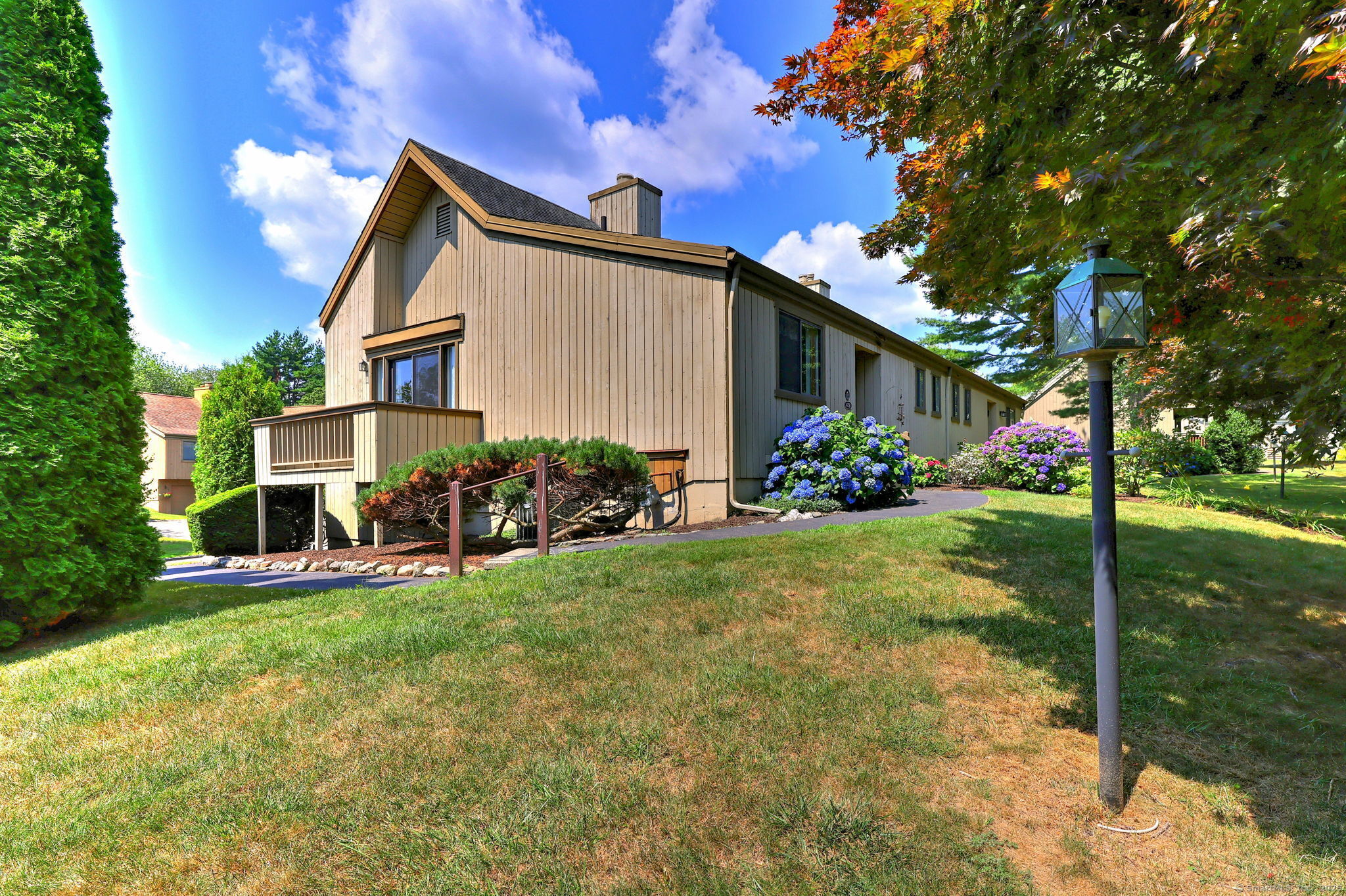 Property Photo:  475 Commanche Lane B  CT 06614 