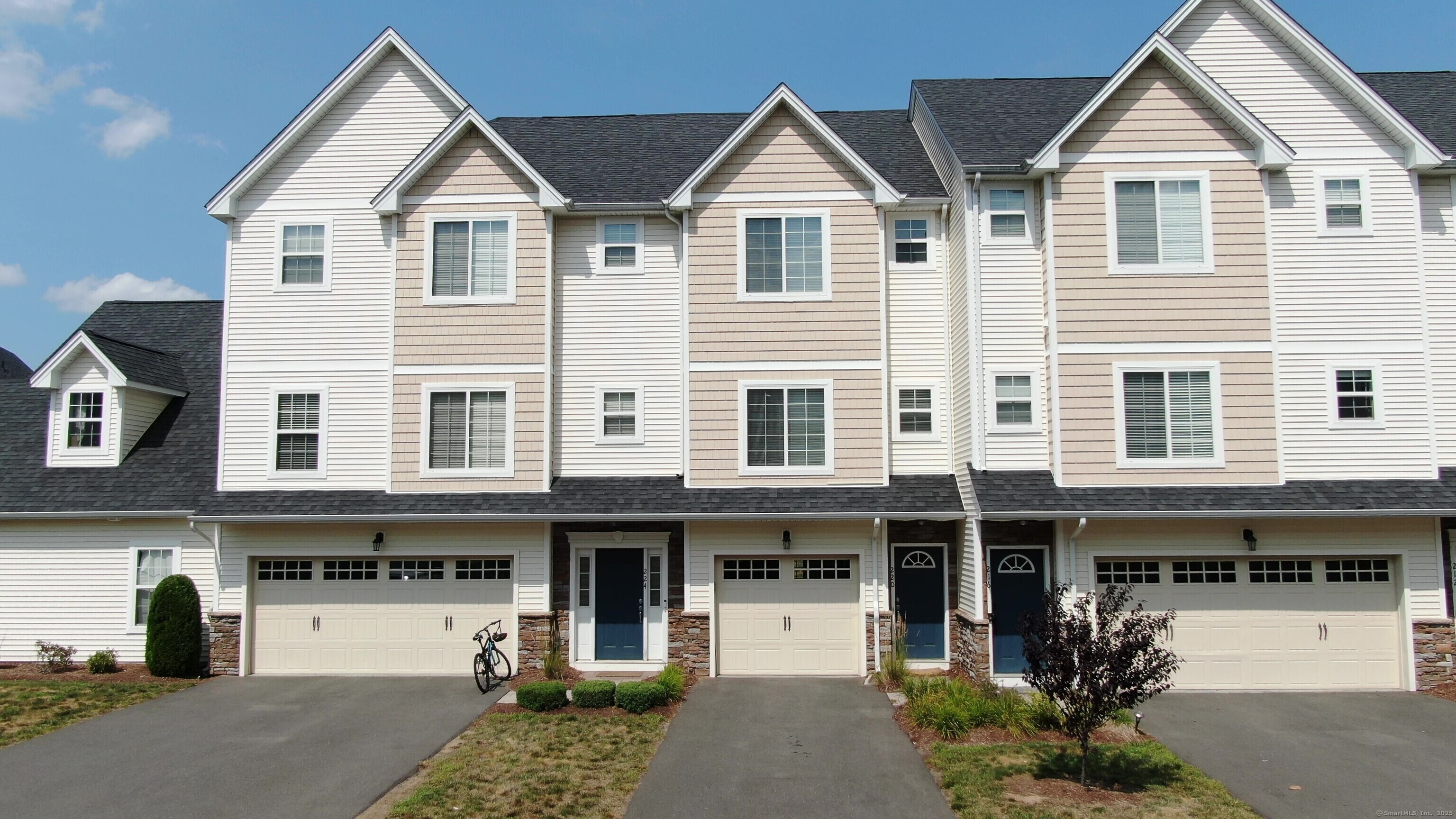 Property Photo: 220 Pepin Place 220 CT 06074