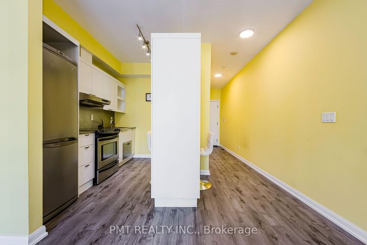 Property Photo: 111 Elizabeth Street 1705 ON M5G 1P7