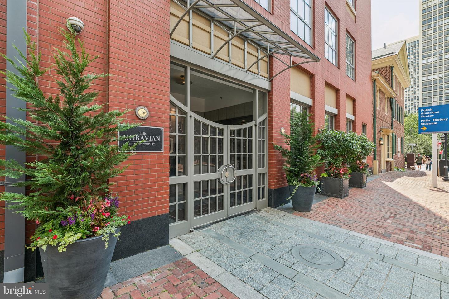Property Photo:  121 Walnut Street -35 404  PA 19106 