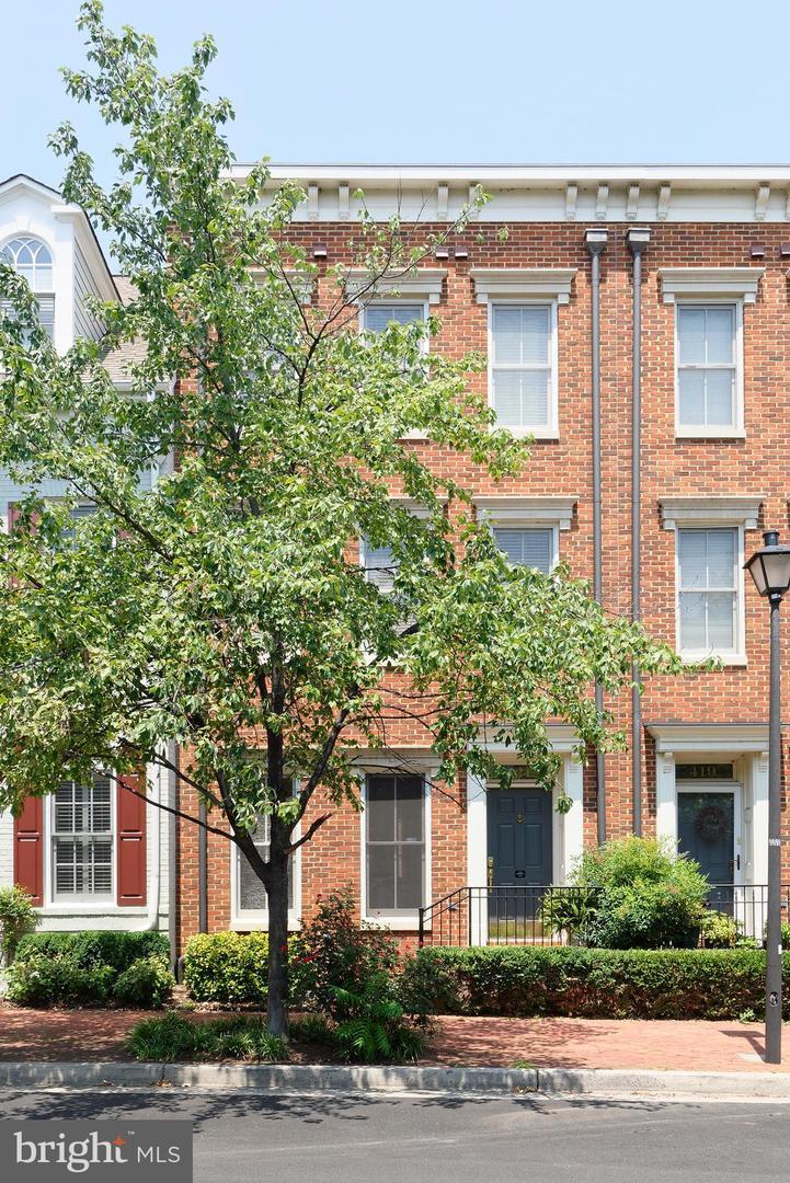 Property Photo: 421 Oronoco Street VA 22314