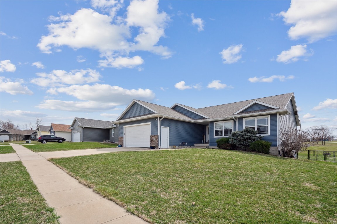 Property Photo:  207 Cherry Park Drive NW  IA 52405 