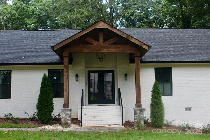 Property Photo:  1118 Crestbrook Drive  NC 28211 