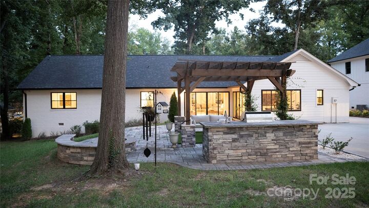 Property Photo:  1118 Crestbrook Drive  NC 28211 