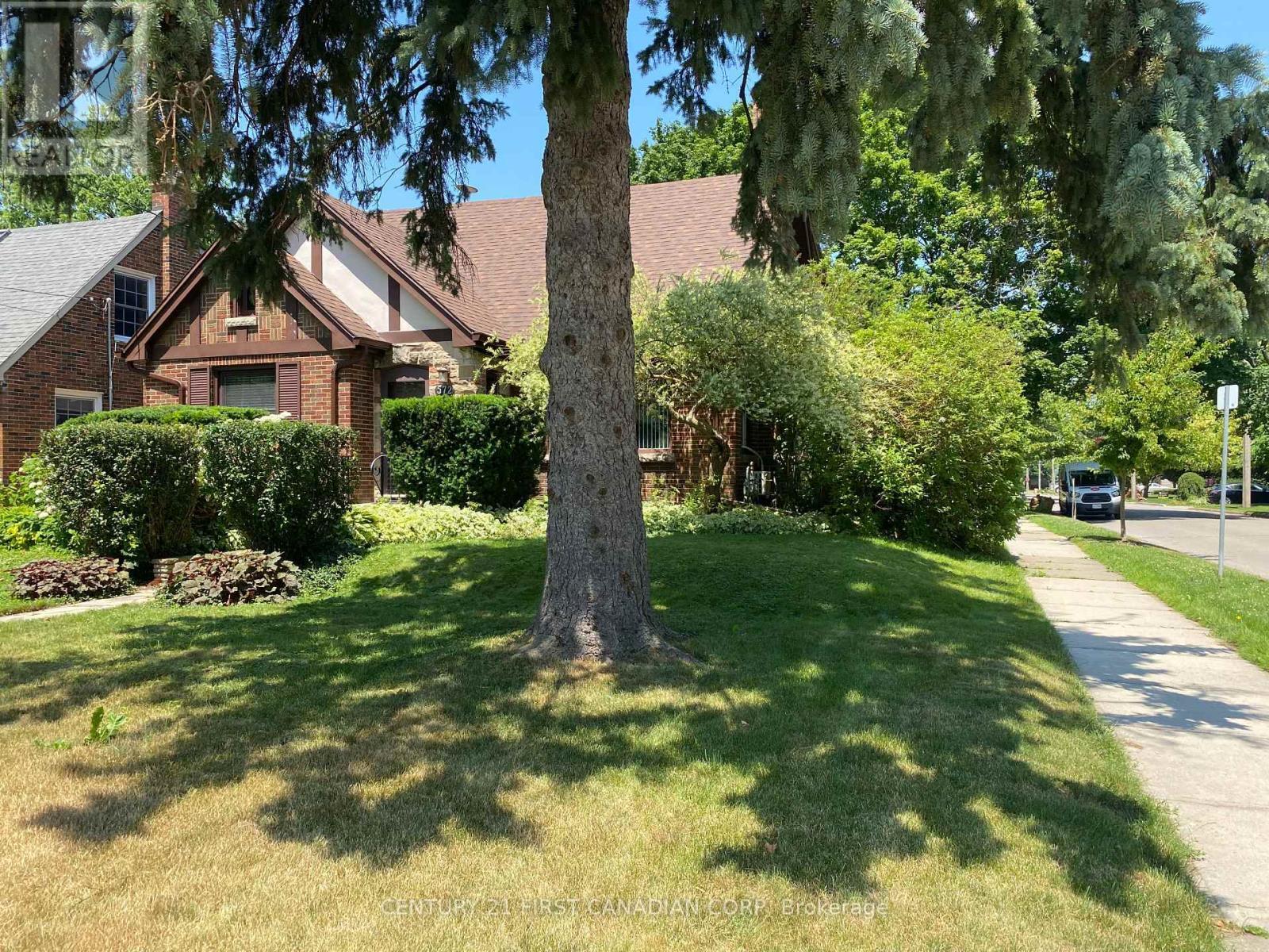 Photo de la propriété:  572-Main Cheapside Street  ON N5Y 3X6 