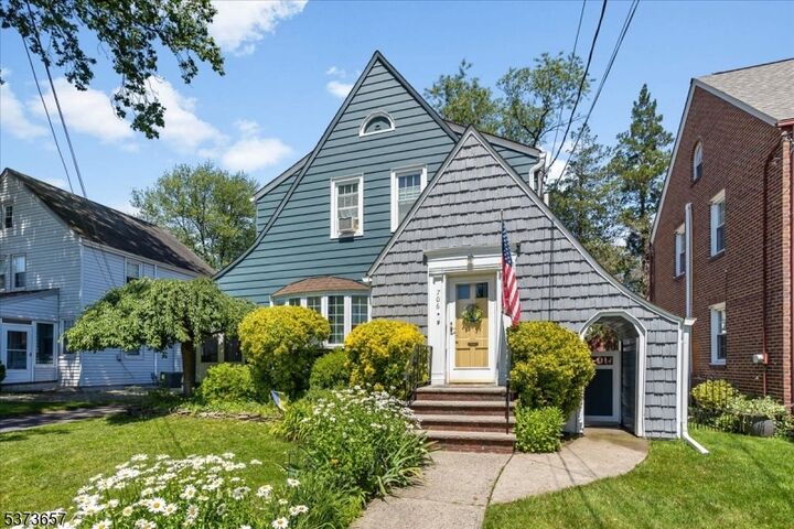 Property Photo:  706 Balsam Way  NJ 07083 
