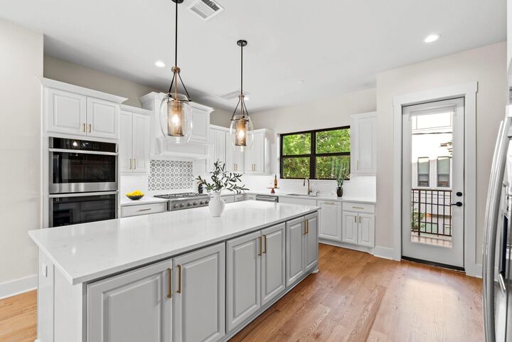 2621 Greenbriar Drive  Houston TX 77098 photo