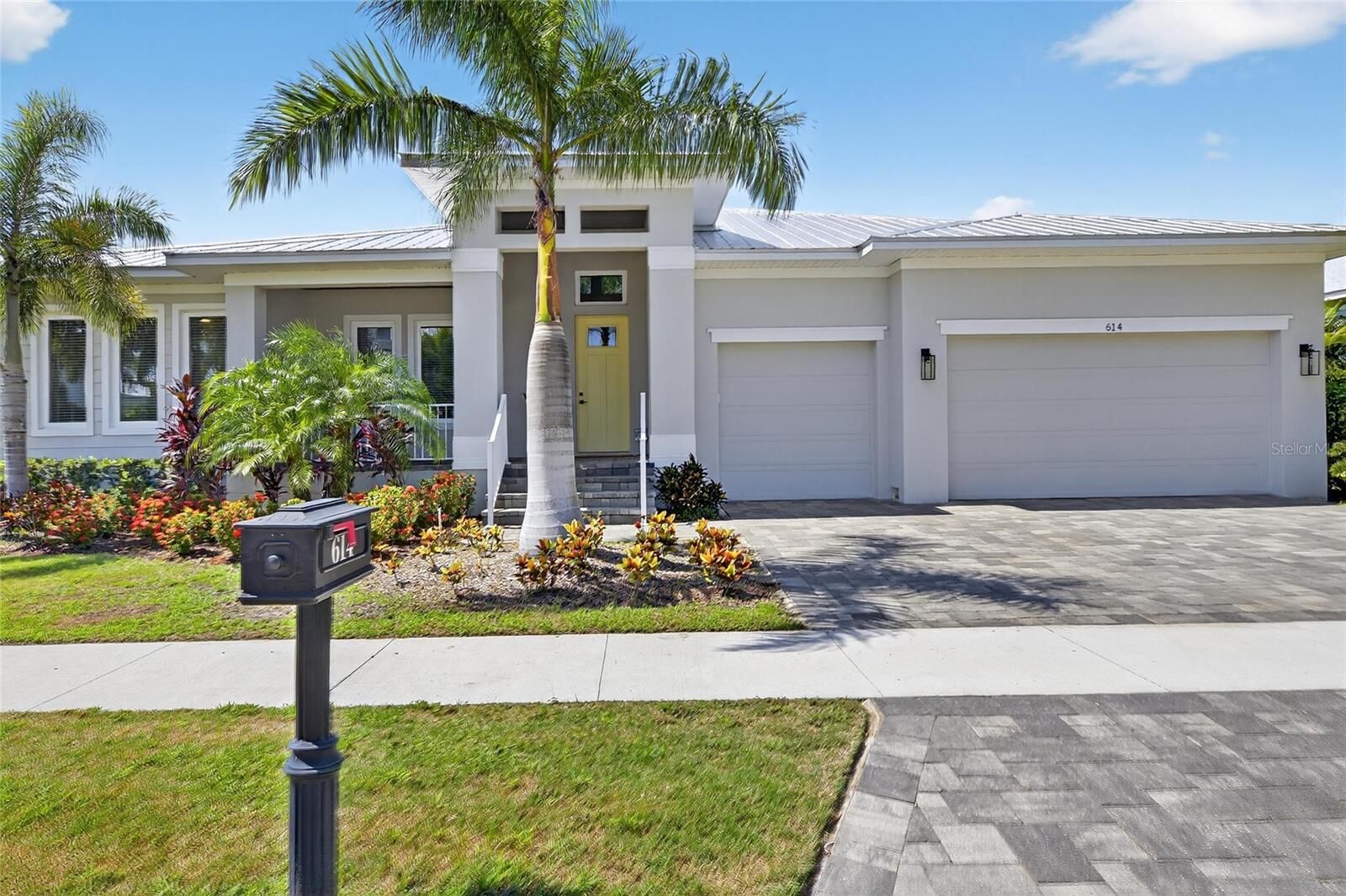 Property Photo: 614 Pinckney Drive FL 33572