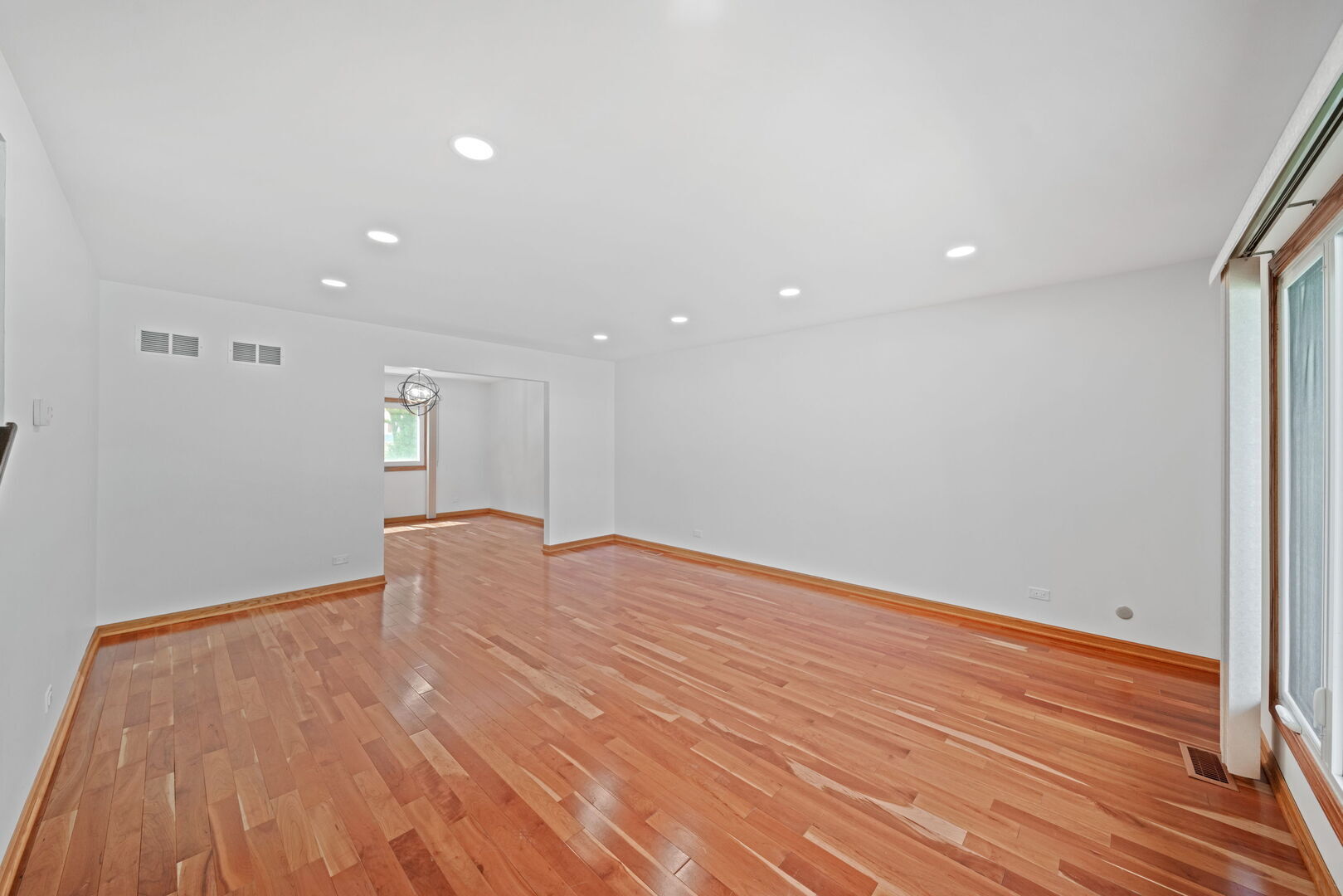 Property Photo:  720 Dunhill Drive  IL 60089 