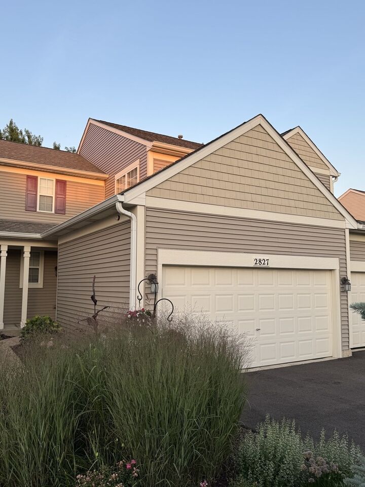 Property Photo:  2827 White Thorn Circle  IL 60564 