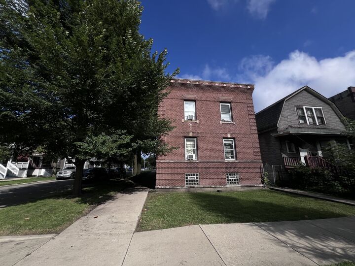 Property Photo: 2707 E 78th Street 2E IL 60649