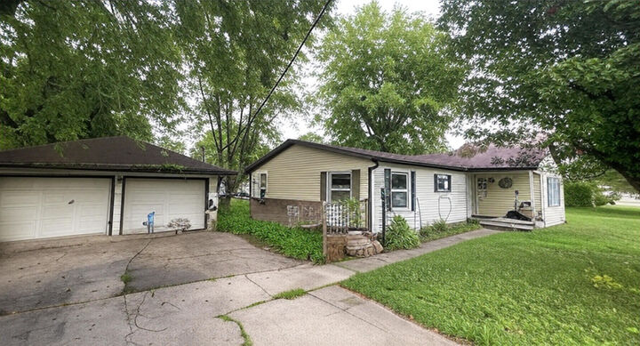 Property Photo: 209 E North Street IL 60424