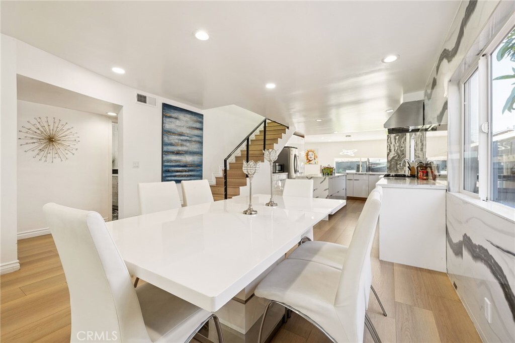 Property Photo:  835 Sunset Avenue  CA 90291 