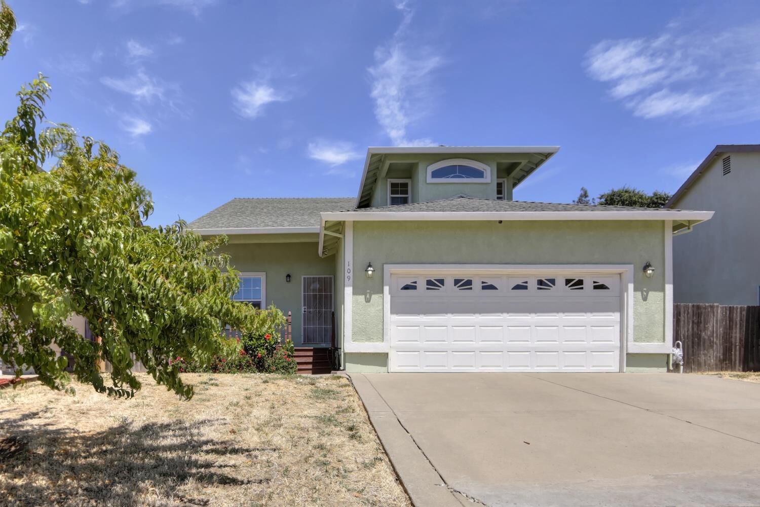 Property Photo: 109 Creekside Circle CA 95823