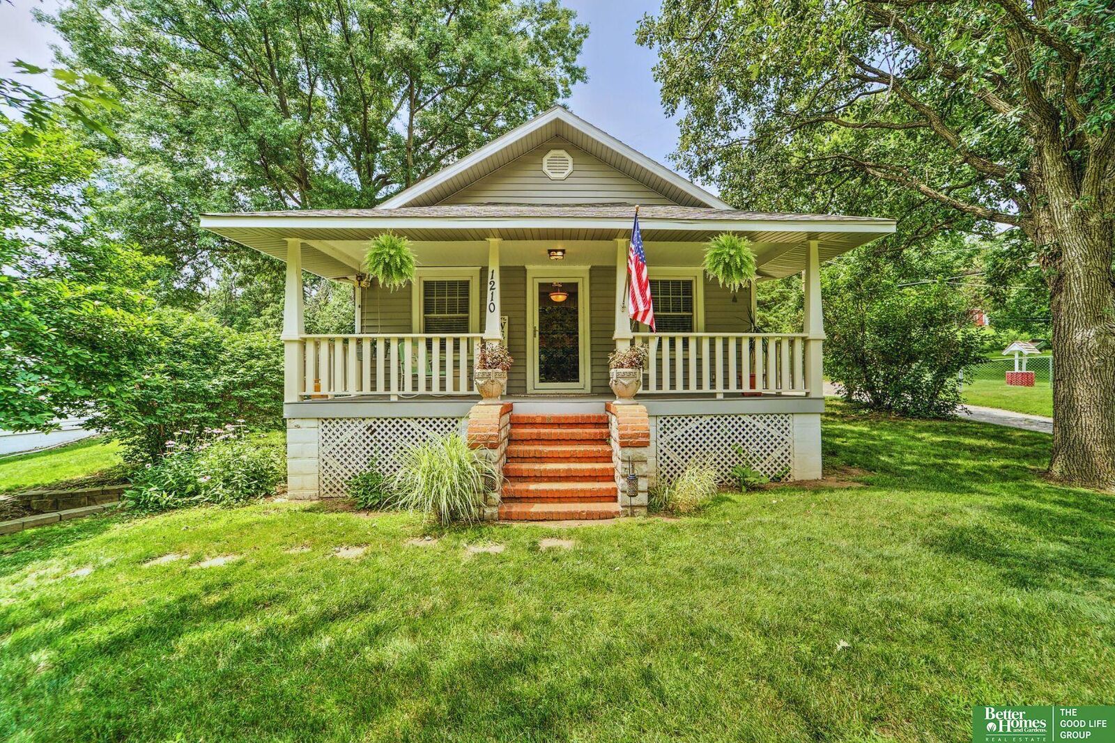 Property Photo: 1210 Prairie Avenue NE 68005