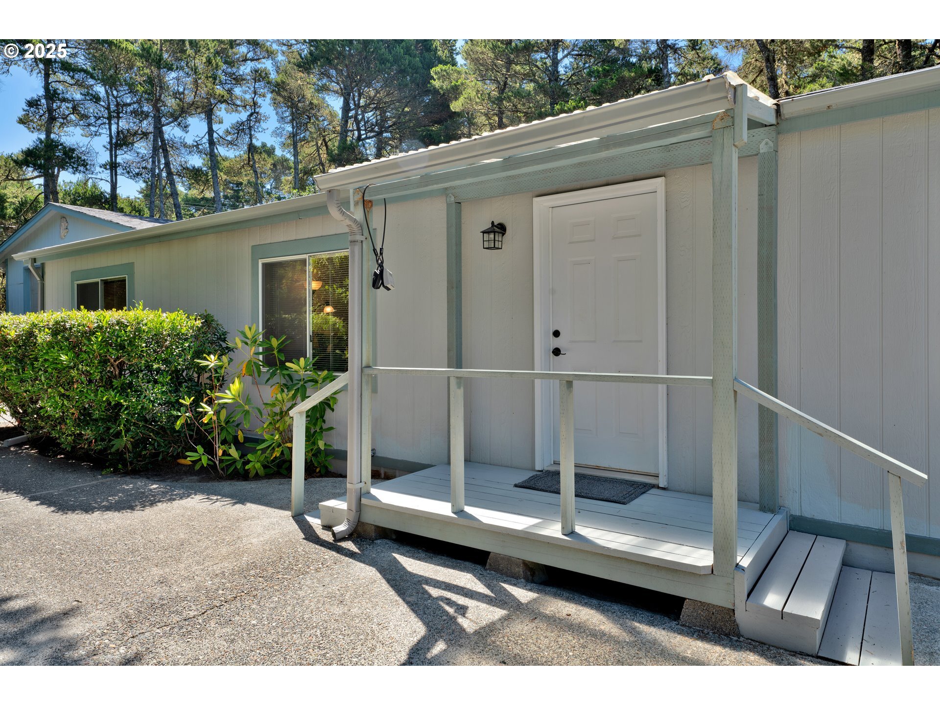 Property Photo:  1601 Rhododendron Dr 523  OR 97439 