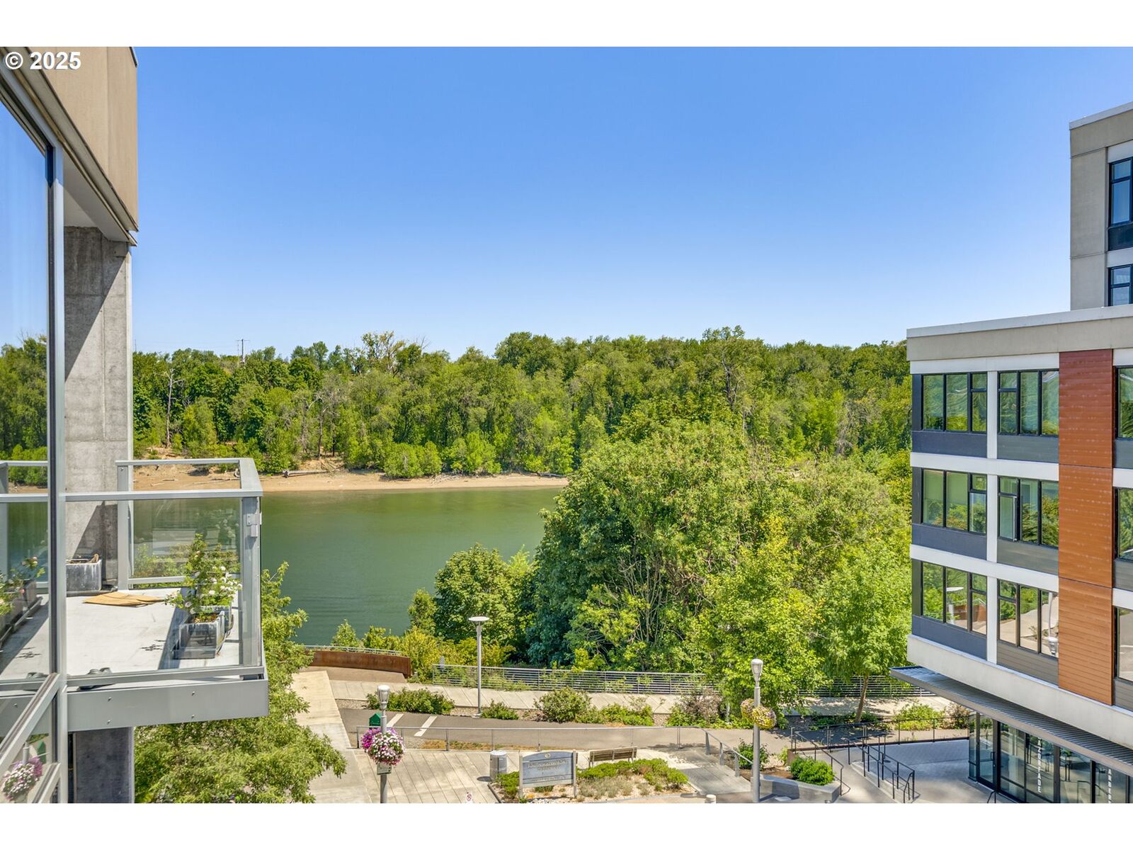 Property Photo:  841 S Gaines St 427  OR 97239 