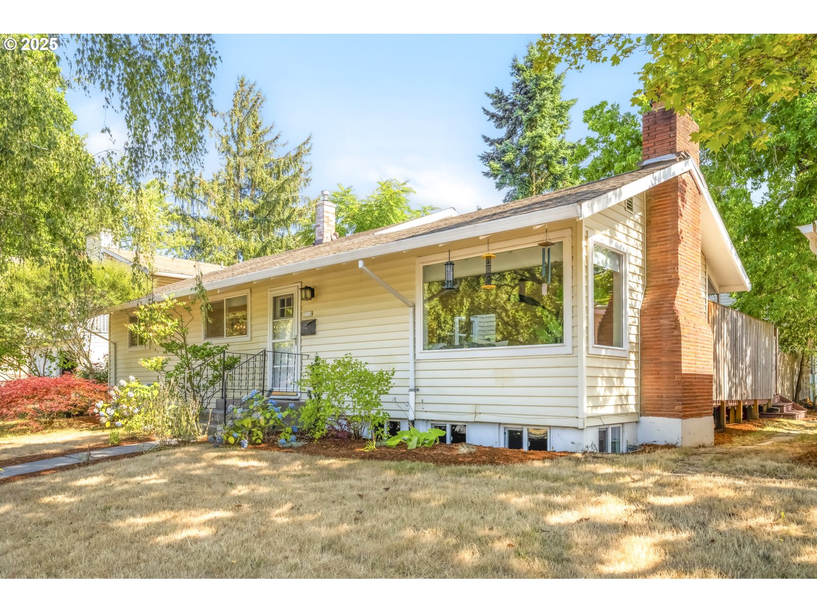 Property Photo:  5710 SE Knight St  OR 97206 