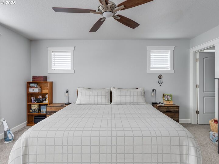 Property Photo: 703 E Tanoak Ave WA 98629