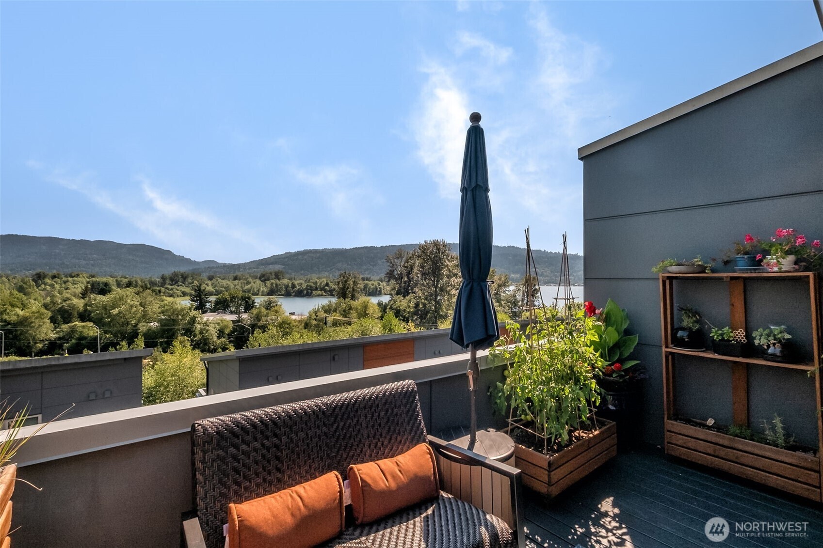 Property Photo: 4261 213 Place SE 43 WA 98029