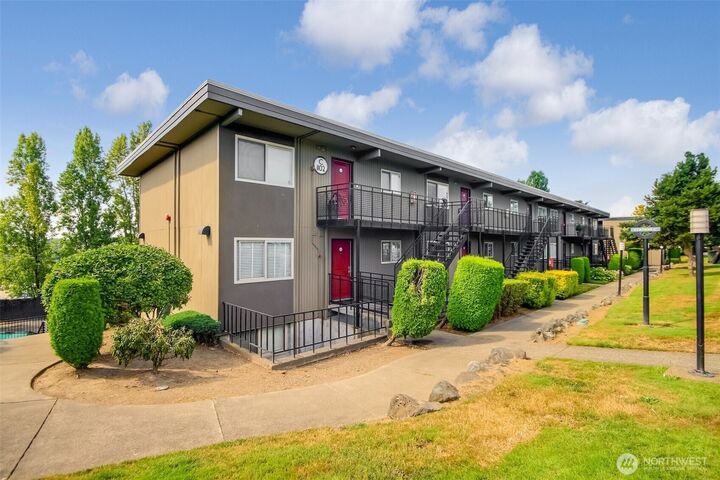 Property Photo: 1102 S 27th C302 WA 98409