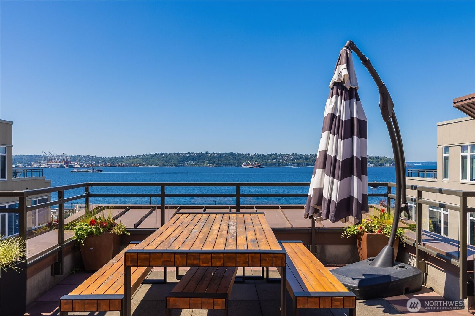 Property Photo: 1900 Alaskan Way 502 WA 98101