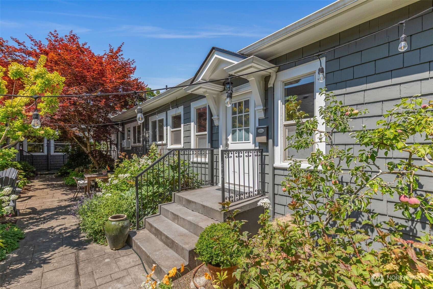 Property Photo: 421 10th Avenue E F WA 98102