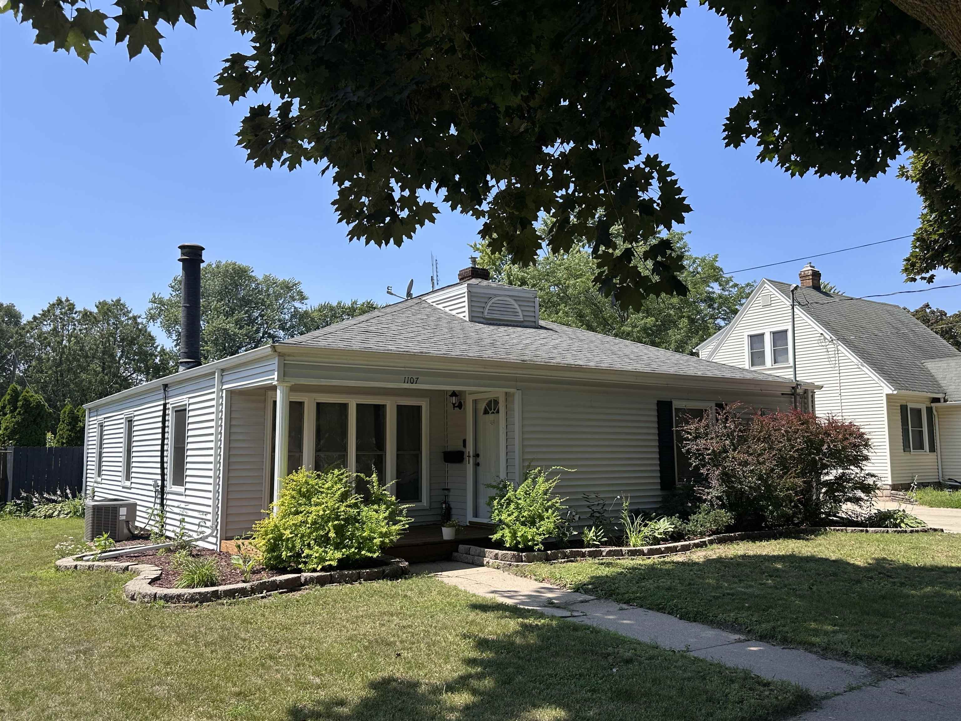 Property Photo:  1107 N Gillett Street  WI 54914 